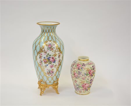 Lotto composto da due vasi in porcellana policroma, di cui uno con base in...