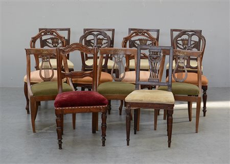 Lotto di tredici sedie di fatture e decori differenti, con schienali a giorno...