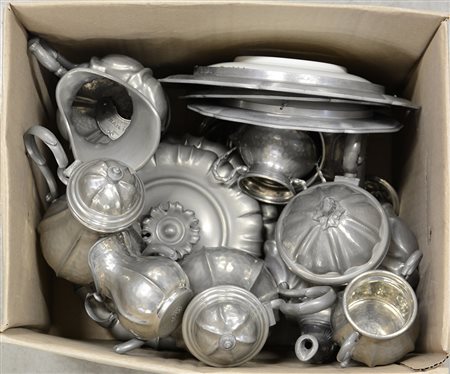 Cartone contenente numerosi oggetti in peltro (difetti)