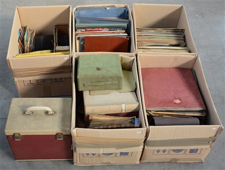 Lotto composto da cinque scatoloni ed un contenitore contenenti diversi...