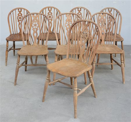 Lotto composto da sei sedie diverse in legno (difetti)