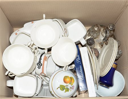 Scatola contenente diversi oggetti in porcellana, metallo e vetro (difetti)