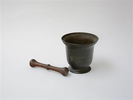 Antico mortaio in bronzo con pestello (h. cm 14)