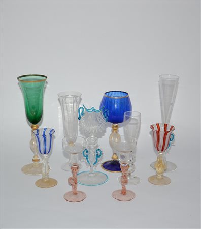 Manifattura di Murano Lotto di dieci bicchieri a stelo in vetro soffiato, di...