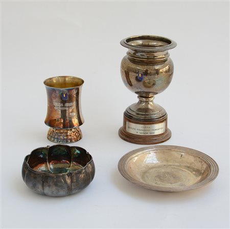 Lotto composto da quattro oggetti diversi in argento(gr lordi 750 ca.) (difetti)