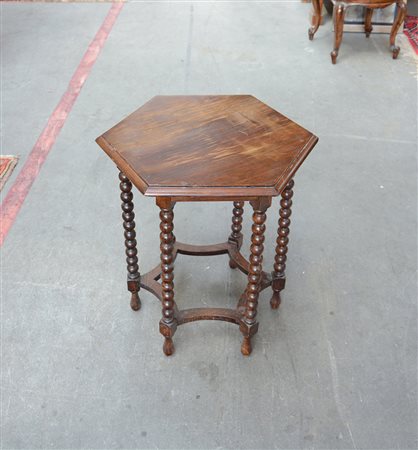 Tavolino esagonale con gambe tornite e traverse sagomate (cm 48x58x48) (difetti)