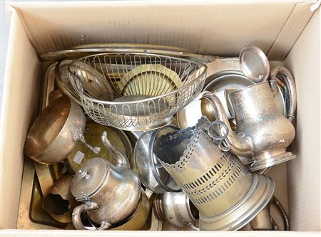 Lotto composto da diversi oggetti in metallo e metallo argentato (difetti)