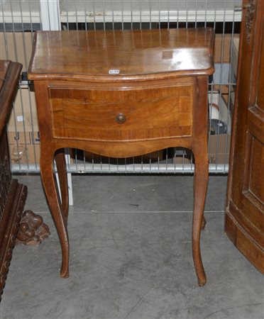 Tavolino da lavoro lastronato, di forma sagomata a due cassetti e vano...