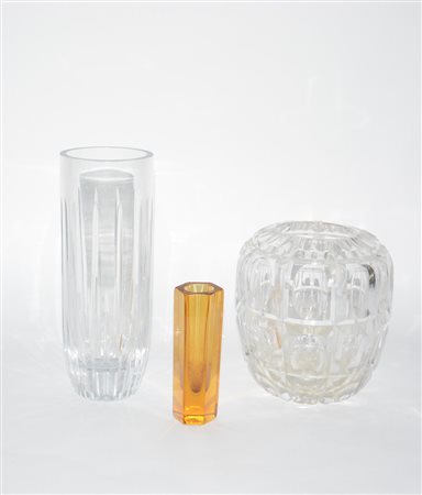 Lotto composto da tre vasi portafiori in vetro di misure diverse (difetti)