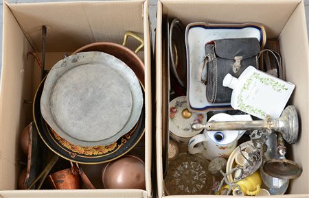 Lotto composto da numerosi oggetti di diverse epoche e fatture (difetti)