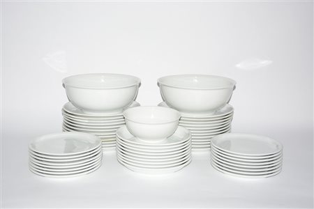 Manifattura tedesca. Parte di servizio da tavola in porcellana bianca compsto...