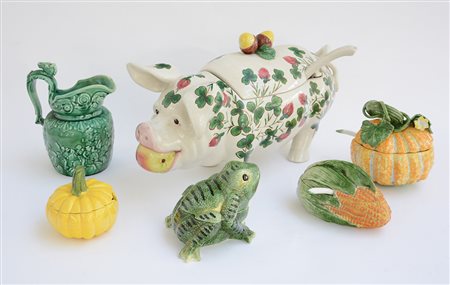 Lotto composto da cinque zuppiere figurate e un versatoio in ceramica (difetti)