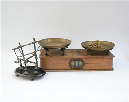 Lotto composto da una bilancia ed un versa bottiglie meccanico (difetti)