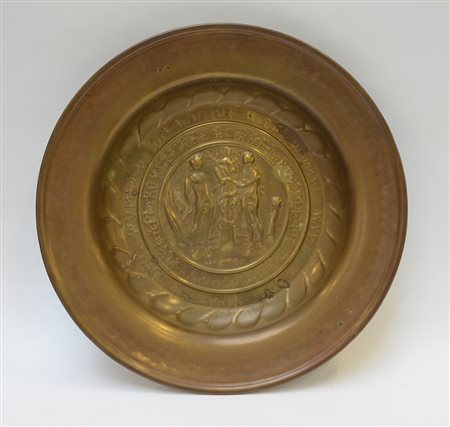 Elemosiniere in ottone decorato nel cavetto con Adamo ed Eva (d. cm 46)