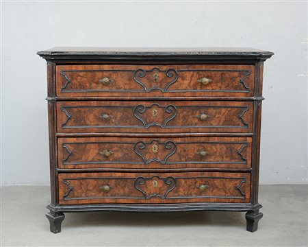 Canterano lombardo a fronte mosso con quattro cassetti sul fronte, decorato...