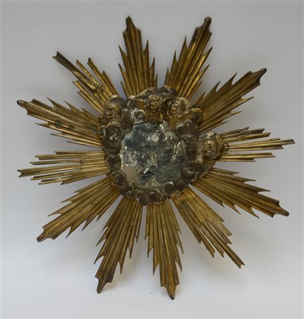 Arte del sec. XIX. Specchio in ottone e rame sbalzato decorato a putti,...