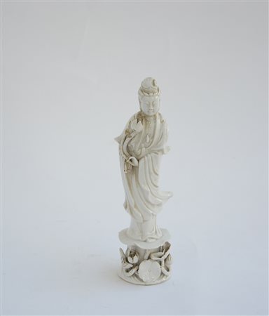 Guanyin in porcellana Blanc de Chine su base con fiori di loto (difetti e...