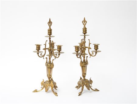 Coppia di candelieri in bronzo a quattro fiamme decorati con fregi in rilievo...