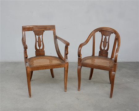 Coppia di poltrone con schienale decorato a cartelle traforate e gambe mosse....