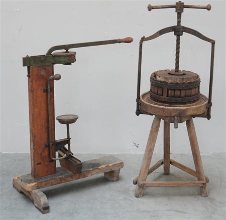 Lotto composto da una tappatrice per bottiglie e una pressa da uva (difetti)