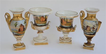 Lotto composto da due coppie di vasi in ceramica decorati a dorature e...