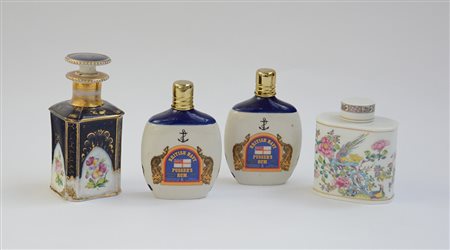 Lotto composto da quattro bottiglie in ceramica e porcellana di epoche...