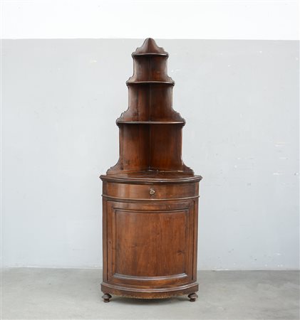 Mobile con alzata ad angolo, fronte curvo con anta e cassetto, alzata a...