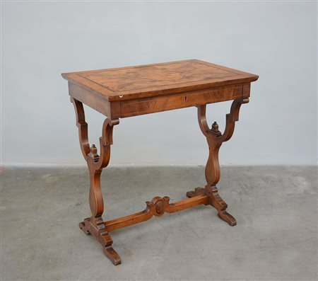 Tavolino da lavoro con cassetto, sostegni e traversa sagomati, piano radicato...