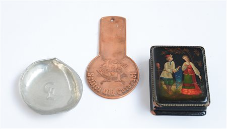 Lotto composto da una scatola russa, una placca commemorativa in rame e un...