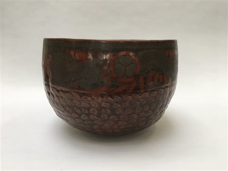 Vaso portafiori in metallo smaltato in rosso decorato a dragoni (difetti)...