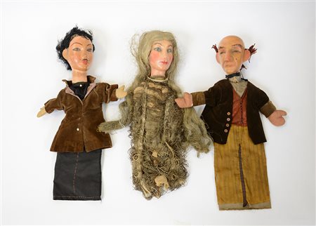 Lotto composto da tre burattini in materiali diversi (h. cm 50 ca.) (difetti...
