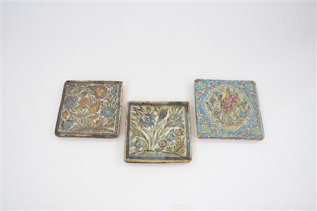 Tre piastrelle in stile Iznik smaltate con motivi floreali (20x20 cm. max)