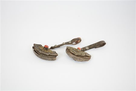 Due contenitori in metallo lavorato e cuoio con inserti in pietre...