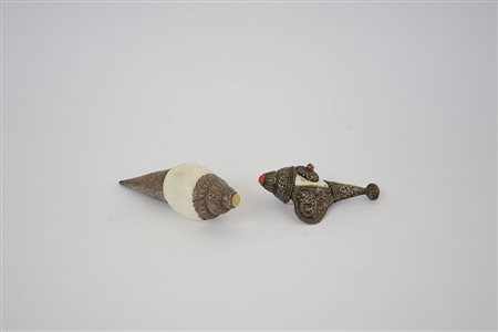 Due conchiglie rituali con montatura in metallo lavorato e pietre...