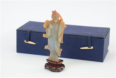 Scultura in pietra raffigurante dama con fiori, base in legno Cina, sec. XX...