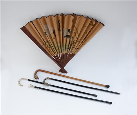 Lotto composto da quattro bastoni da passeggio diversi e un grande ventaglio...