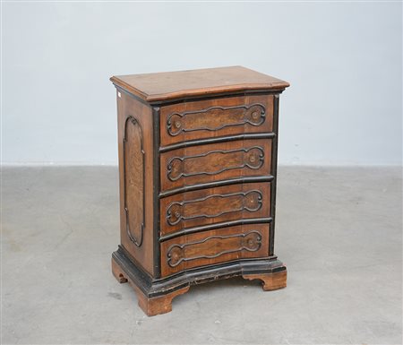 Comodino lombardo a quattro cassetti decorato con sagomette ebanizzate in...