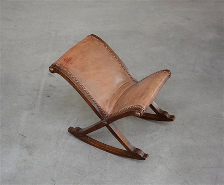 Poggiapiedi basculante con struttura in legno rivestita in cuoio