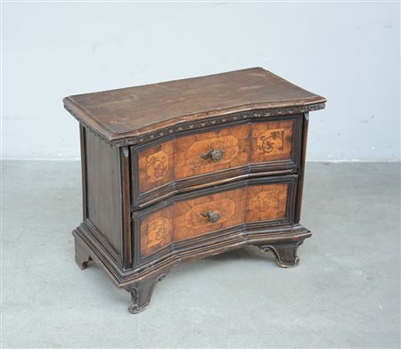 Mobiletto rinascimentale di forma sagomata a due cassetti intarsiati (cm...
