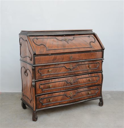 Ribalta lombarda di forma leggermente mossa con fronte a tre cassetti e...