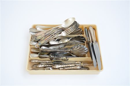 Lotto composto da numerose posate in metallo e argento (gr 100 ca.)(difetti)