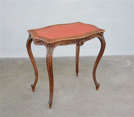 Tavolino da centro di forma sagomata in legno intagliato, quattro gambe mosse...