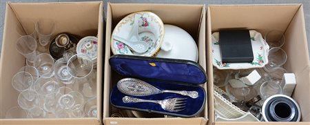 Lotto composto da numerosi oggetti di epoca e fattura diverse (difetti)