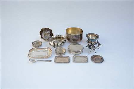 Lotto composto da dodici oggetti diversi in argento e un cucchiaino in...