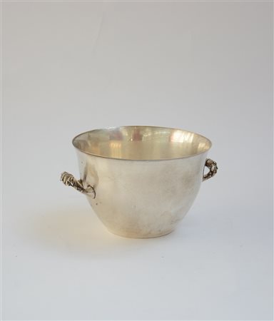 Ciotola biansata in argento a corpo liscio. Italia, metà sec. XX (d. cm 15)...