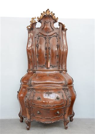 Piccolo trumeau di forma bombata intagliato a volute e motivi vegetali, due...