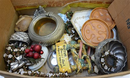 Cartone contenente numerosi oggetti diversi