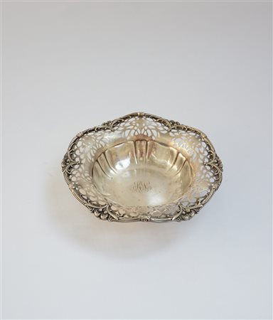 Centrotavola in argento di forma circolare con tesa sagomata e traforata....