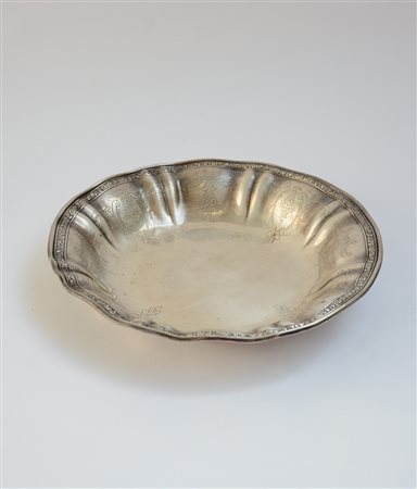 Centrotavola in argento di forma circolare sagomata e decorata con volute...