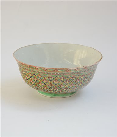 Ciotola in porcellana a smalti policromi in rilievo (lievi difetti)...